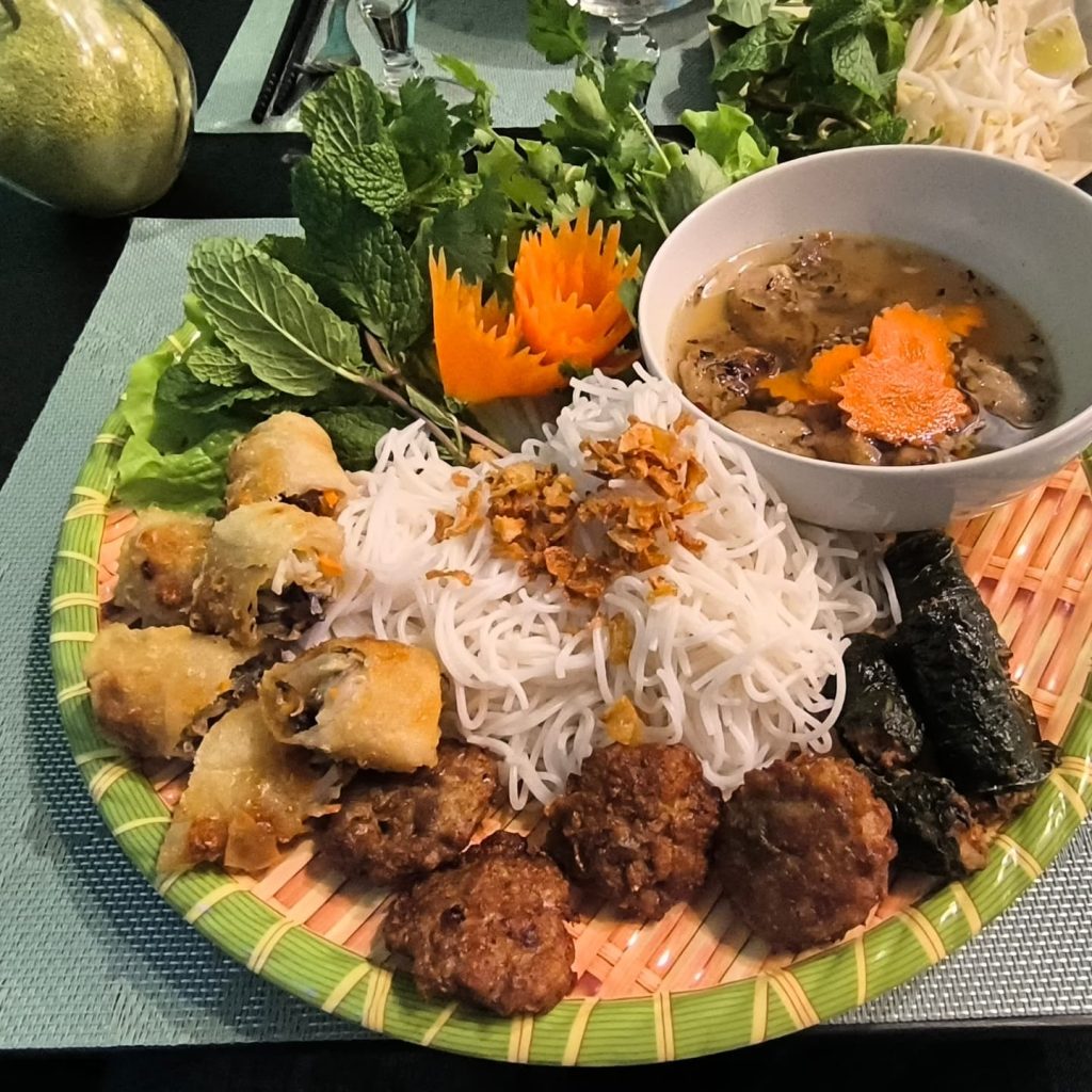 Plateau de bún chả vietnamien avec vermicelles, porc grillé, nems et herbes fraîches au restaurant Pho Minh à Nantes