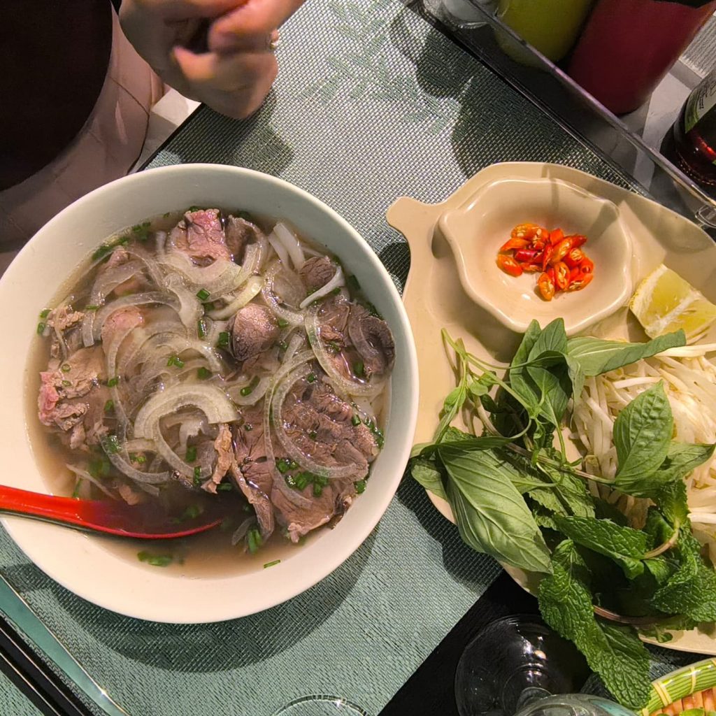 Bol de phở bò traditionnel avec herbes fraîches au restaurant Pho Minh à Nantes