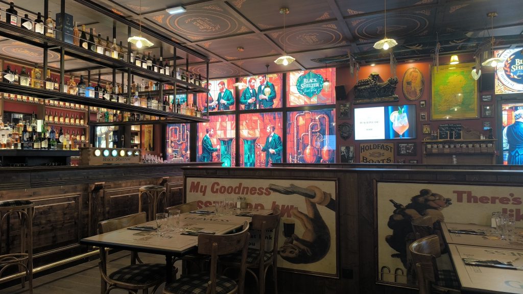la salle de restauration et le bar du black shelter