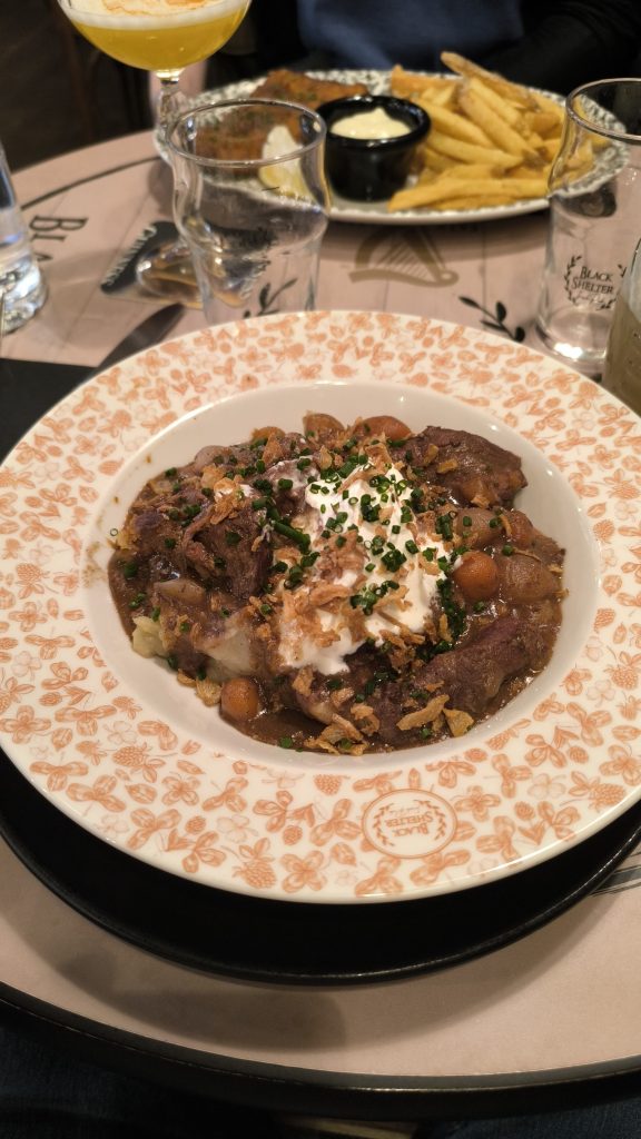 Plat mijoté servi en assiette creuse